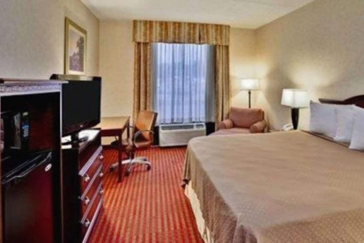 Desk, iron/ironing board, rollaway beds, free WiFi