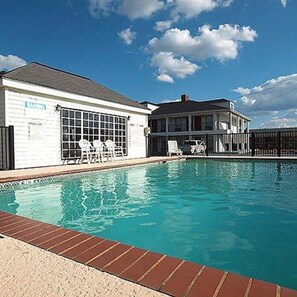 Piscine extérieure (ouverte en saison)