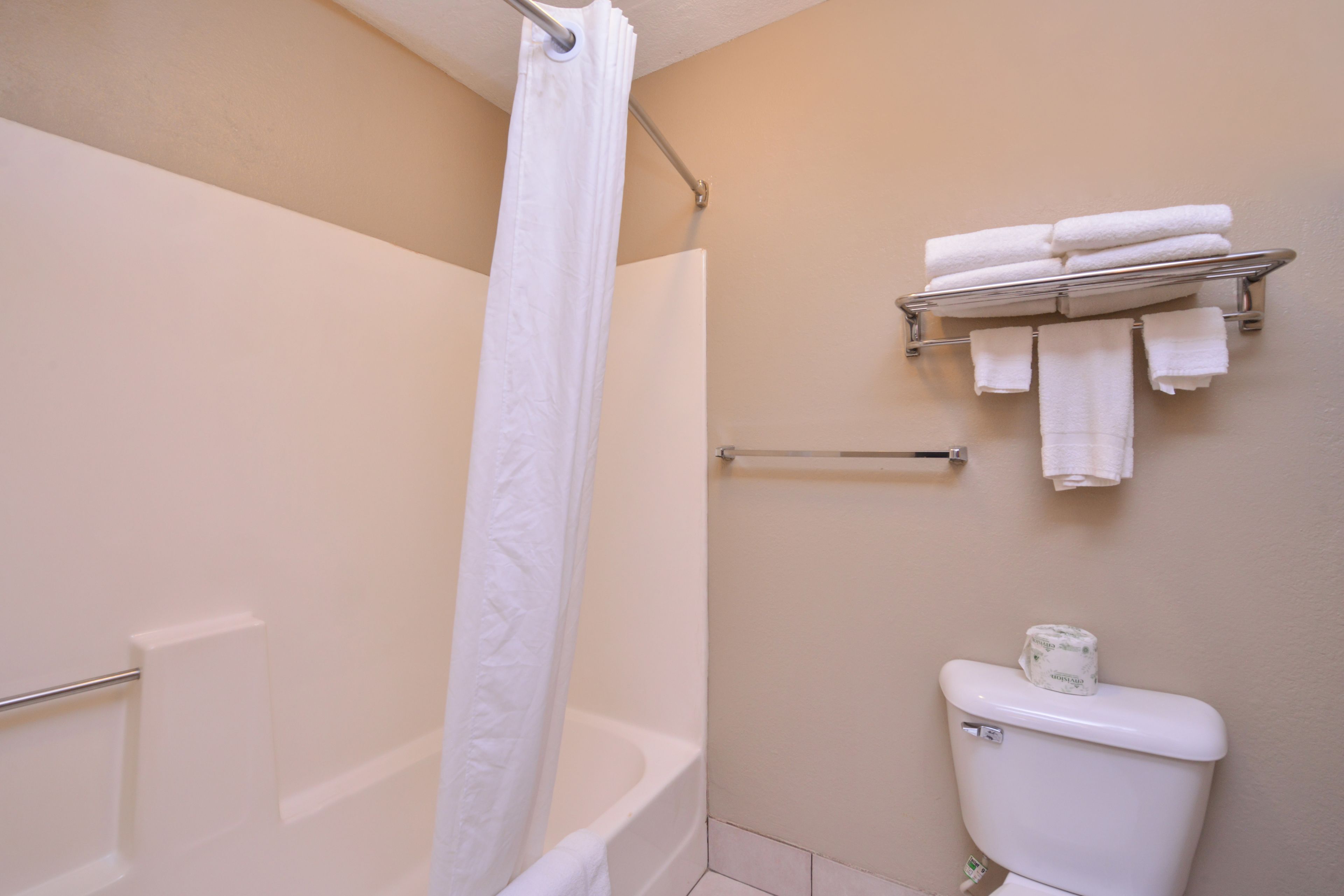 combined shower/bathtub, hydromassage showerhead, free toiletries