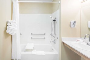 Combined shower/bathtub, deep-soaking bathtub, hydromassage showerhead - Baymont by Wyndham Florence/Muscle Shoals (Florence)