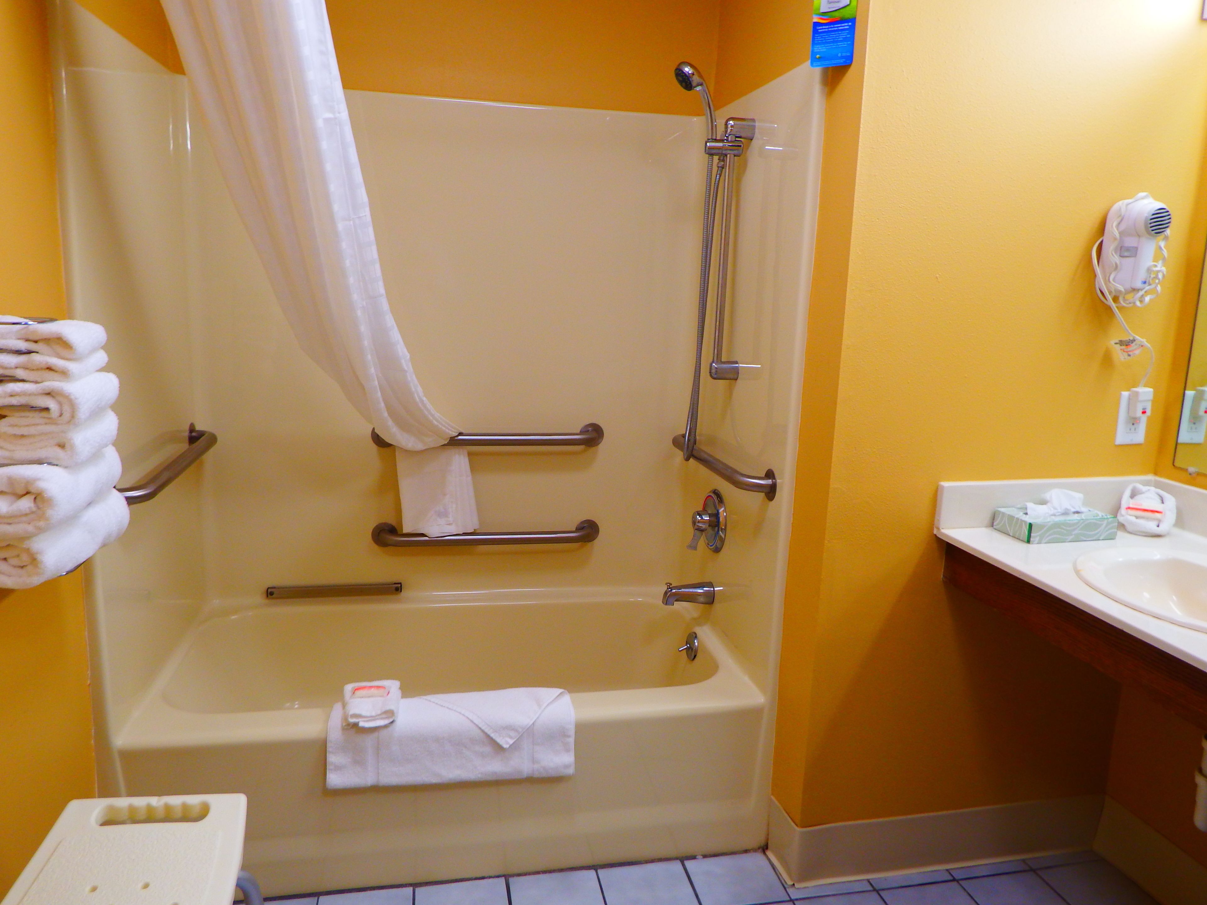 Un baño con bañera, ducha y lavamanos.