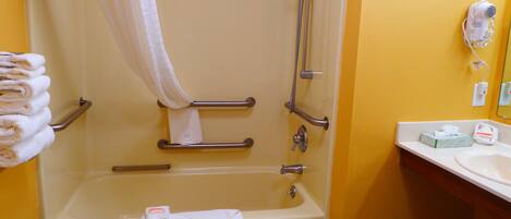 Un baño con bañera, ducha y lavamanos.
