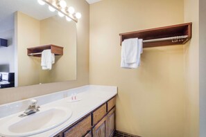 Combined shower/tub, deep soaking tub, hydromassage showerhead - Baymont by Wyndham Florence/Muscle Shoals (Florence)