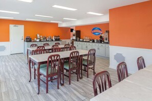 Café da manhã com buffet grátis todos os dias