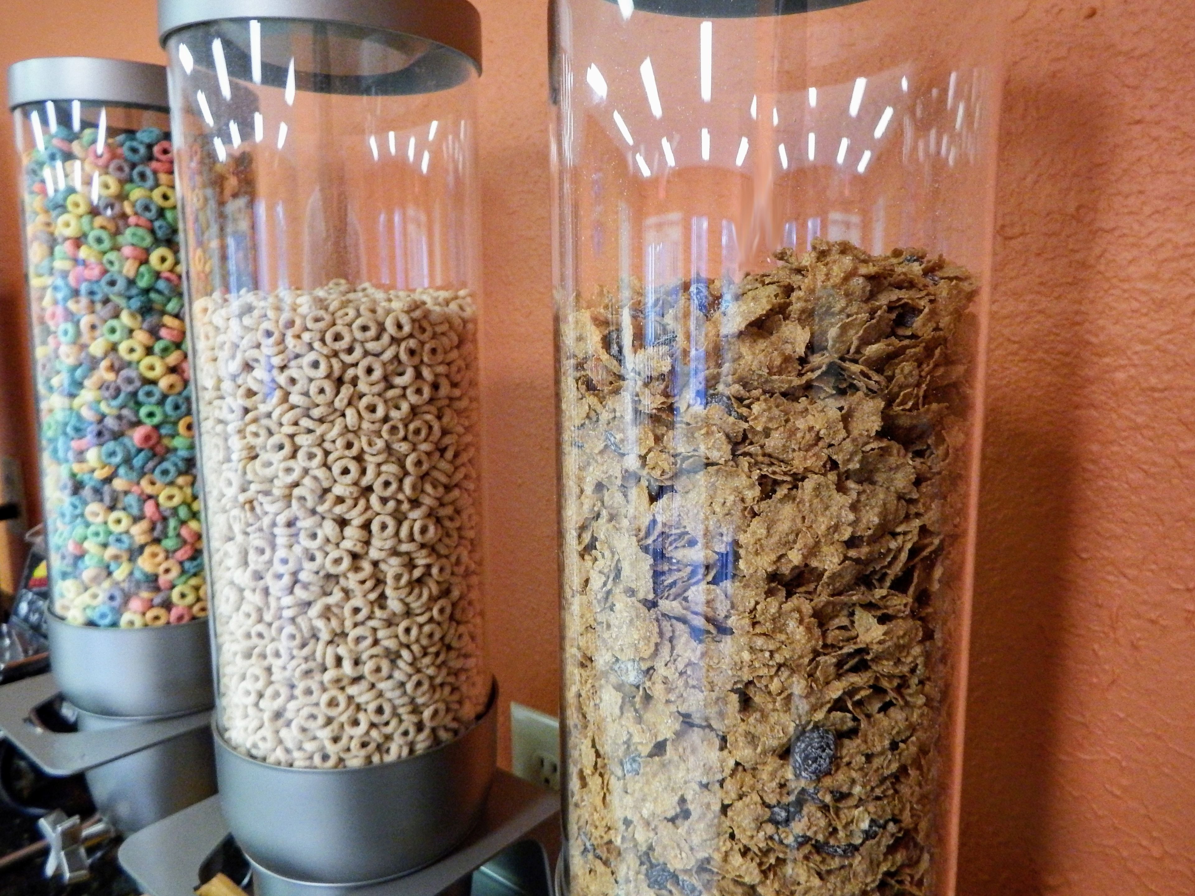 Tres recipientes cilíndricos llenos de diferentes tipos de cereales.