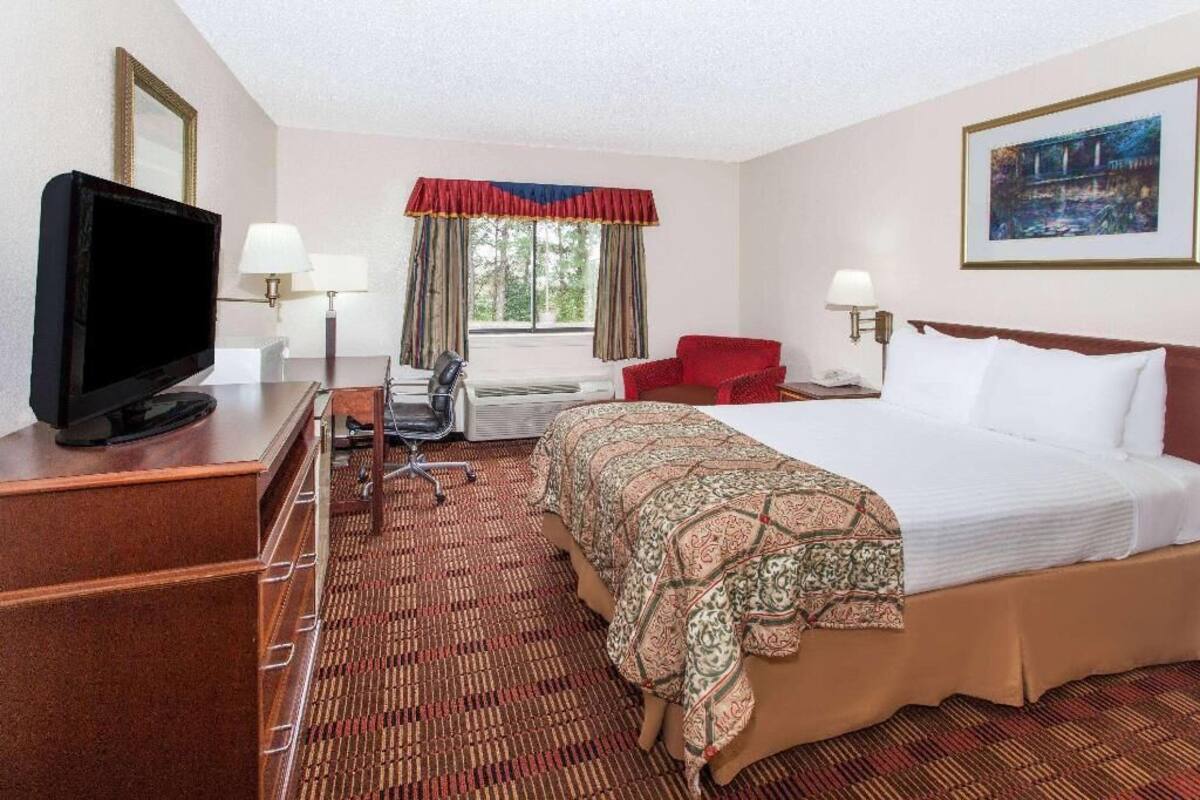 Desk, iron/ironing board, free WiFi, bed sheets