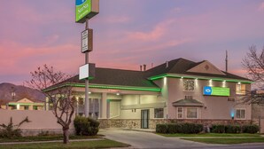 A SureStay hotel with a clear entrance, a parking area, and a sign indicating free parking. - SureStay by Best Western Salt Lake City Downtown (Salt Lake City)