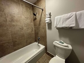 Chambre Standard, 2 grands lits, non-fumeur | Salle de bain