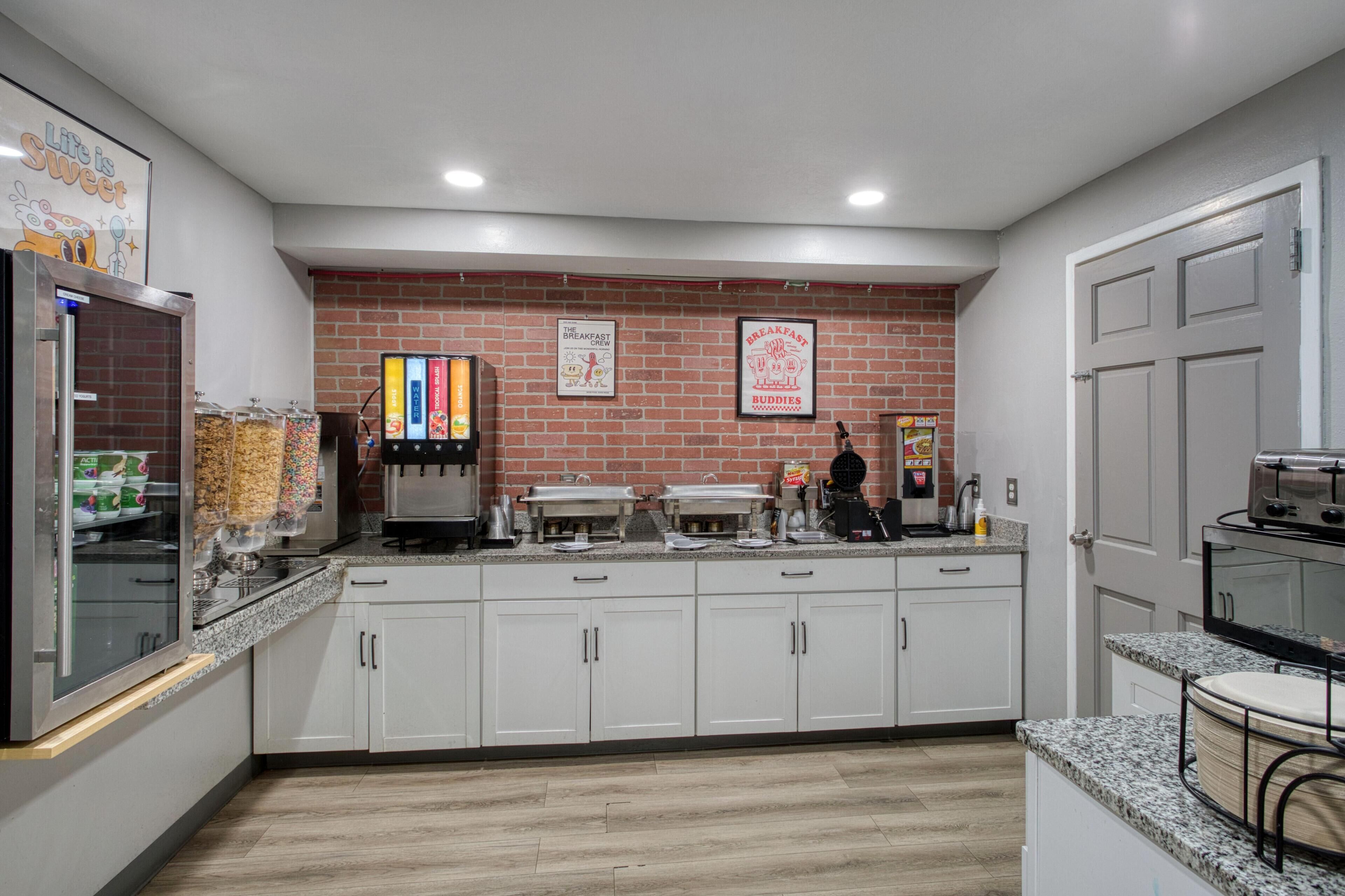 朝食 (ビュッフェ)、毎日提供 (無料)