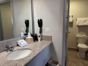 Combined shower/tub, hydromassage showerhead, free toiletries, towels