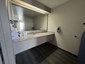 Chambre Standard, 1 très grand lit, accessible aux personnes à mobilité réduite, non-fumeur | Salle de bain