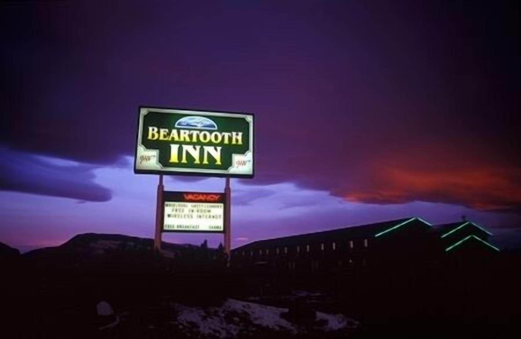 A sign for Beartooth Inn with a clear view of the surrounding landscape.