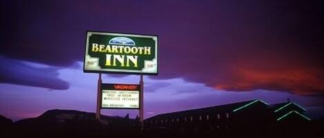 A sign for Beartooth Inn with a clear view of the surrounding landscape.