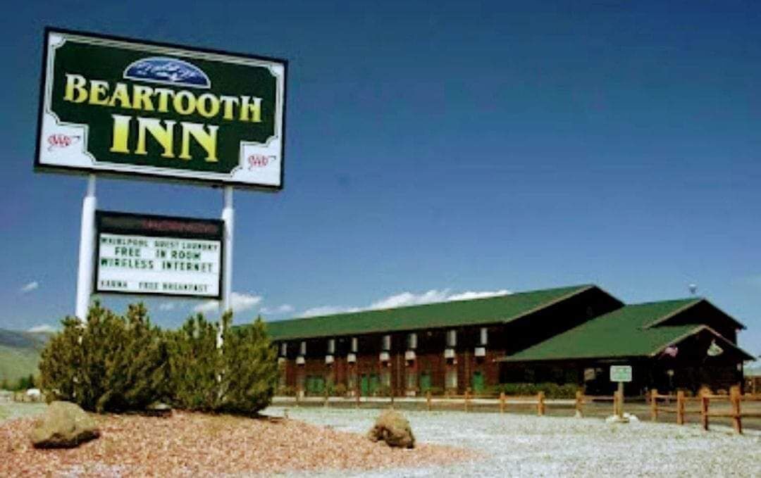 A Beartooth Inn sign with amenities like free Wi-Fi, wireless internet, and free breakfast.