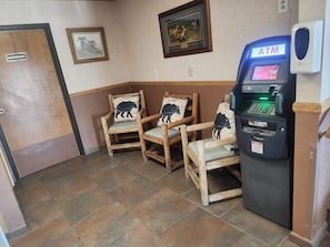 Geldautomat/Bank vor Ort