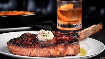 Ein Steak mit Soße auf einem Teller.