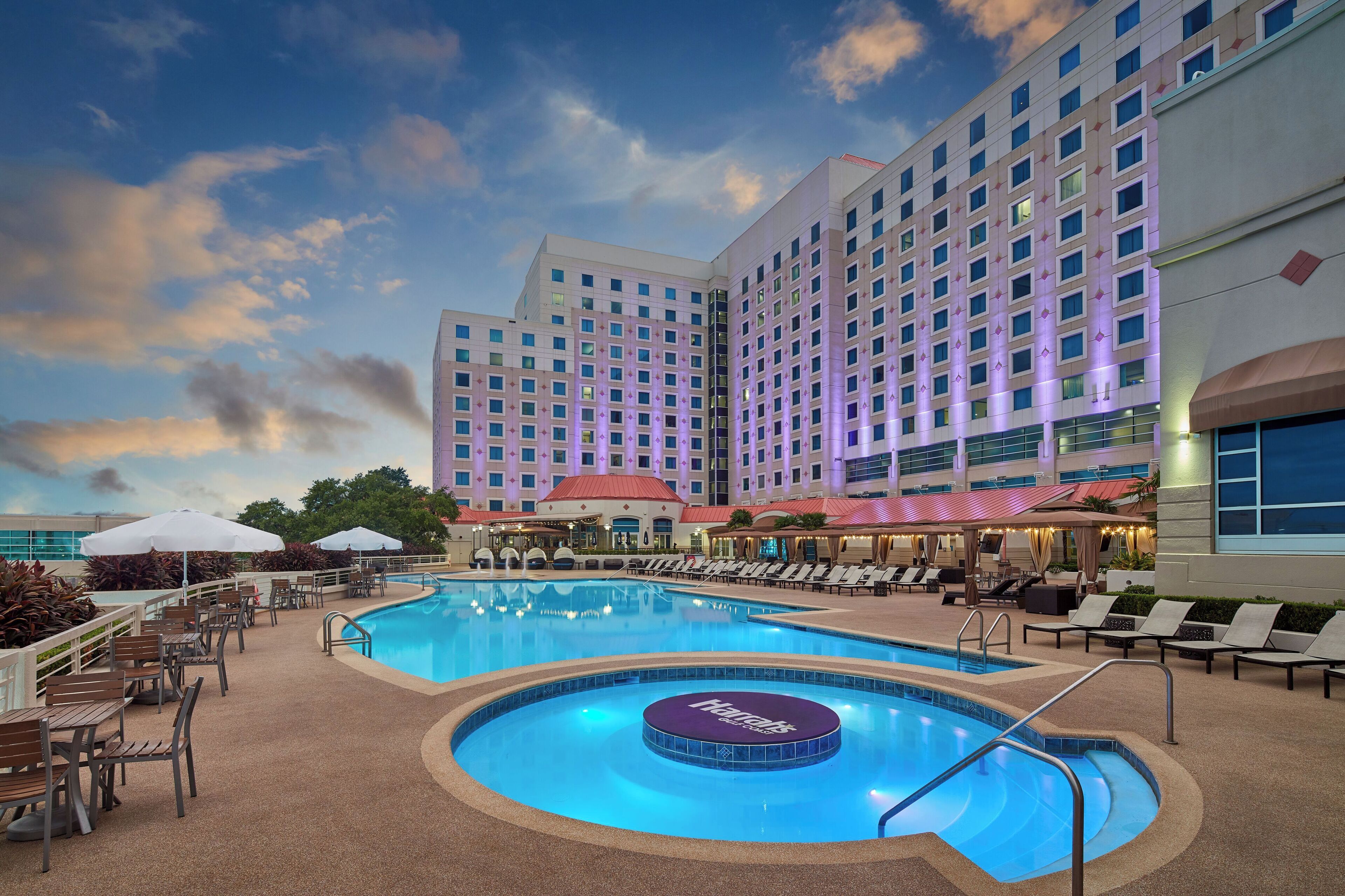 屋外プール、カバナ (有料)、サンラウンジャー