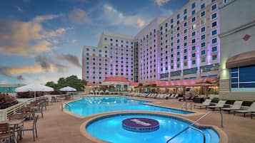 室外泳池;小屋 (收費)、躺椅