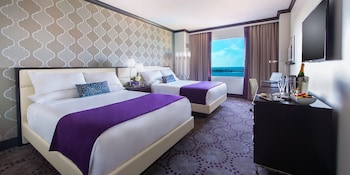 Hotel amenities such as safe, desk and work area at Harrah
