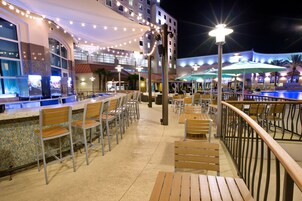 8 restaurantes, com serviço de café da manhã e almoço; culinária local