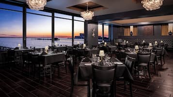 8 Restaurants; Frühstück, Mittagessen und Abendessen werden serviert