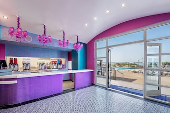 3 bars/lounges, sports bar at Harrahs Gulf Coast