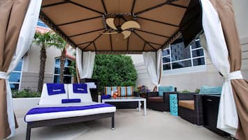 Una piscina al aire libre, camas de piscina con cargo