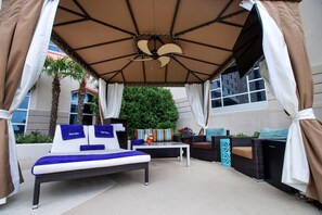 Una piscina al aire libre, camas de piscina con cargo