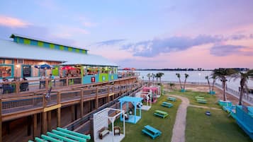 8 restaurantes, com serviço de café da manhã e almoço; culinária local