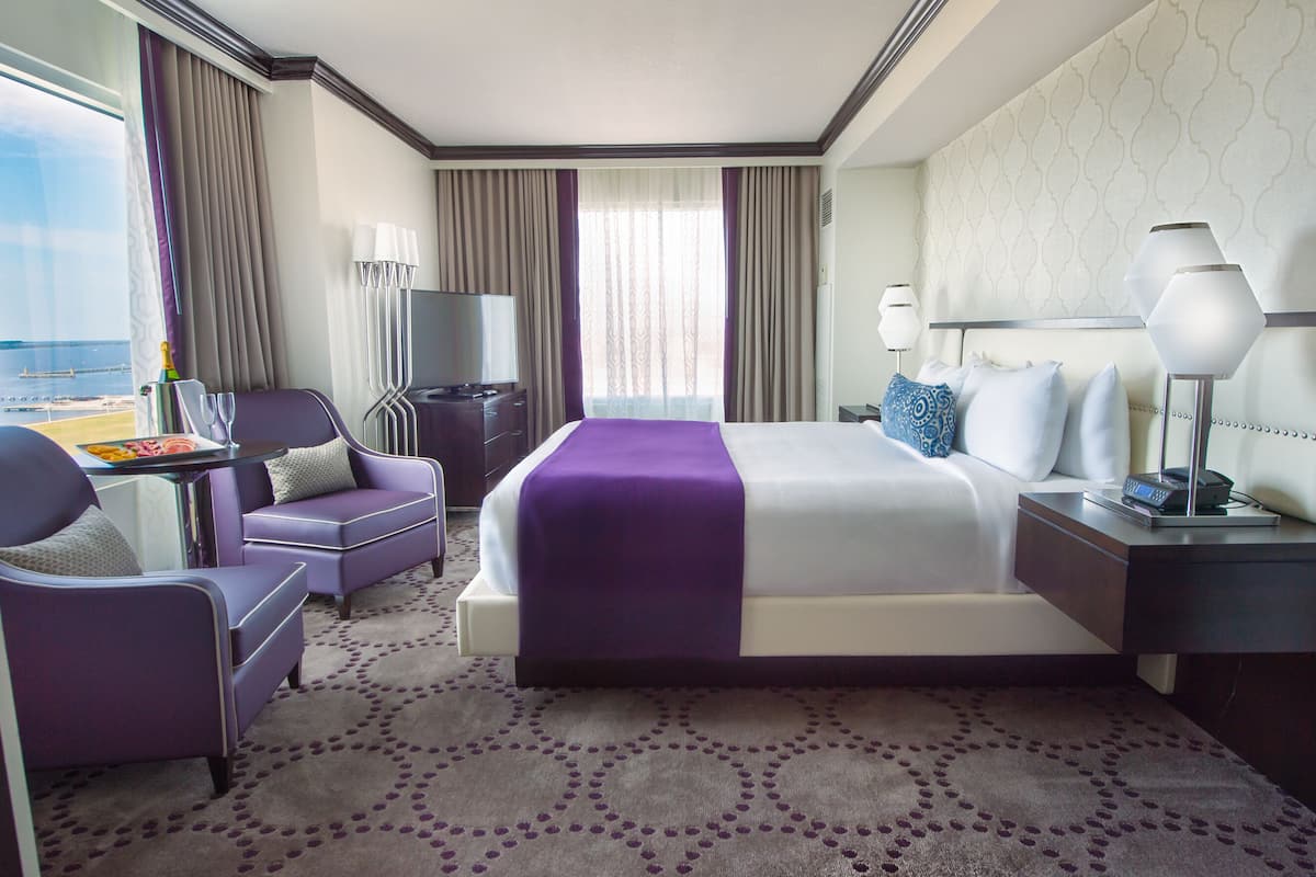 Parlor King Suite Non Smoking | Premium bedding, in-room safe, desk, laptop workspace