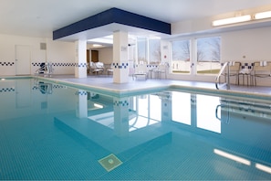 Sisäuima-allas avoinna 7.00–0.00, aurinkotuoleja