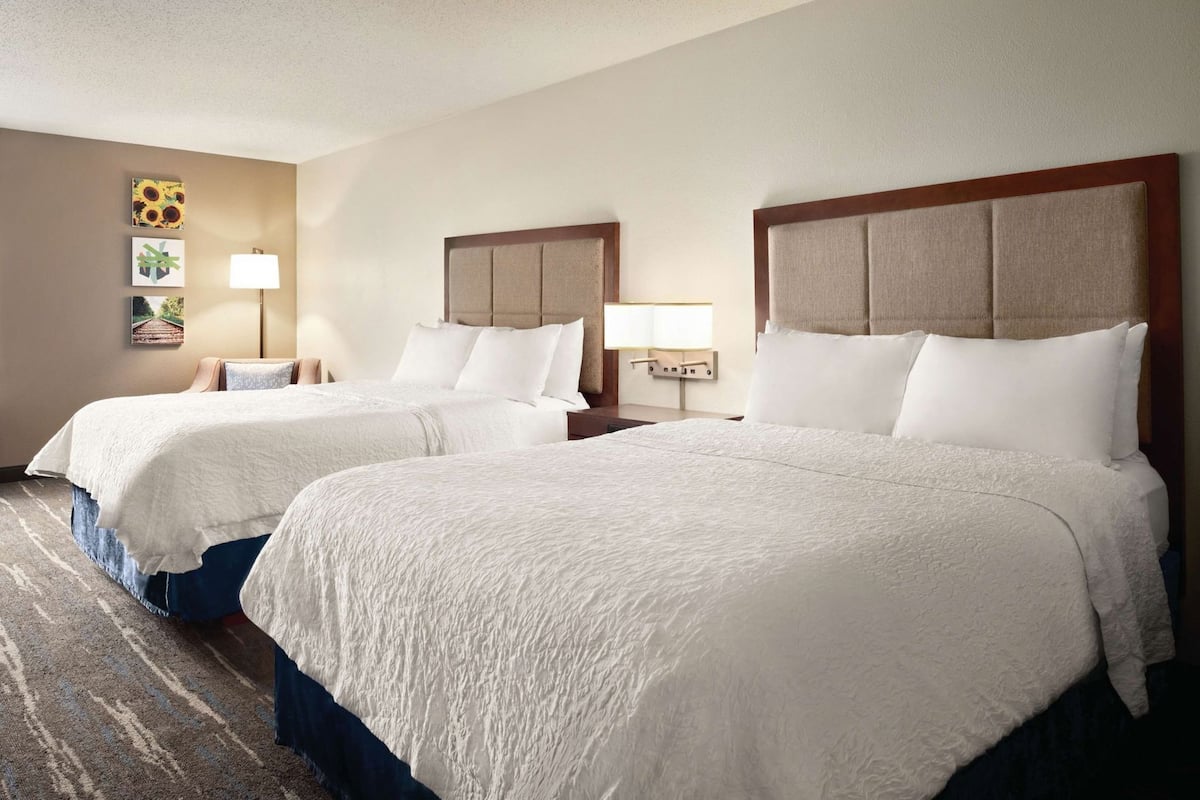 Premium bedding, in-room safe, desk, laptop workspace