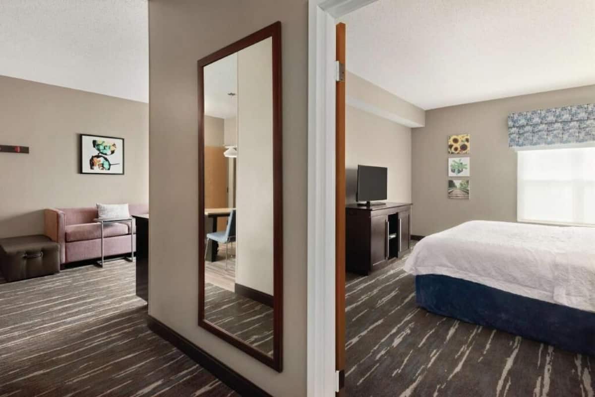 Premium bedding, in-room safe, desk, laptop workspace