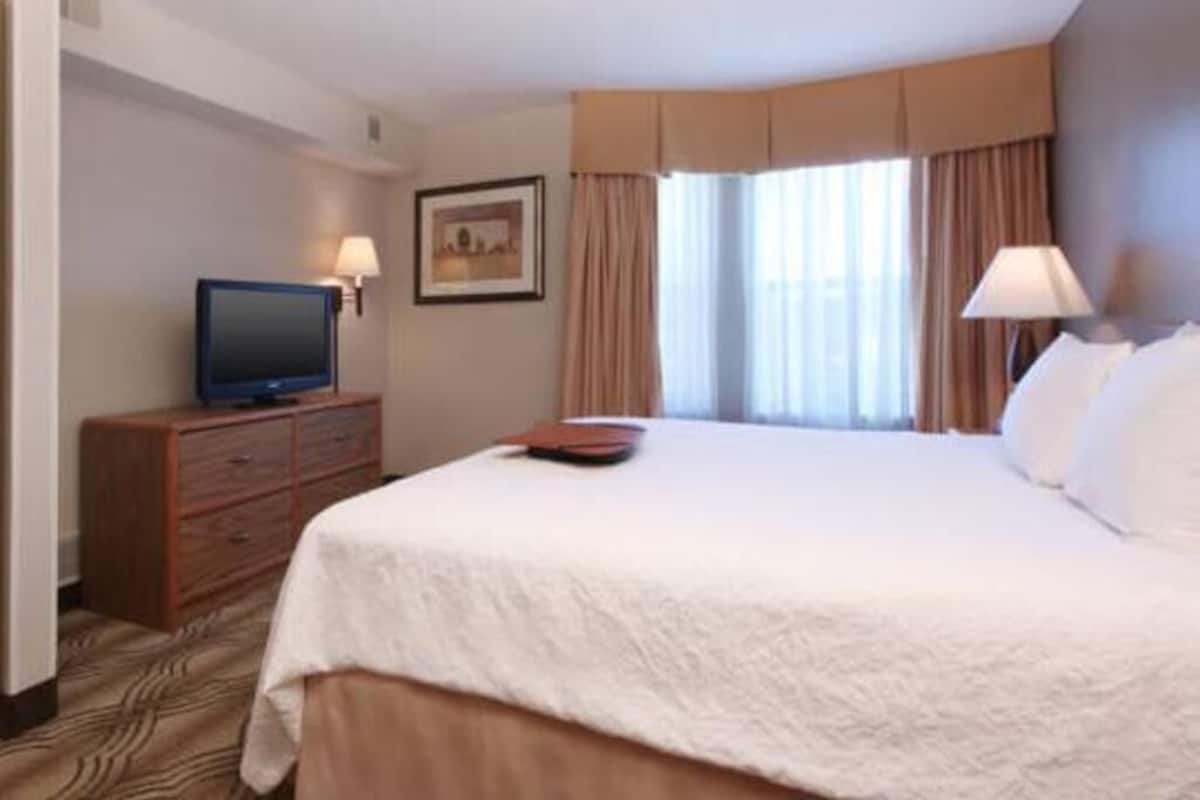 Premium bedding, in-room safe, desk, laptop workspace