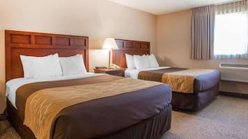 Habitación estándar, 2 camas Queen size, para no fumadores | Escritorio, tabla de planchar con plancha, wifi gratis y ropa de cama