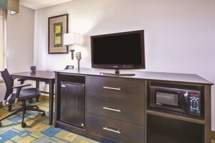 高档床上用品、办公桌、熨斗/熨衣板、免费婴儿床