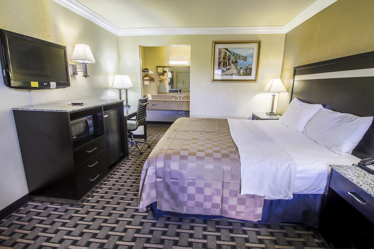 Standard Room, 1 King Bed
