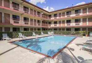 حمّام سباحة خارجي