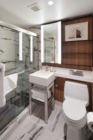 Bruser, hårtørrer, håndklæder