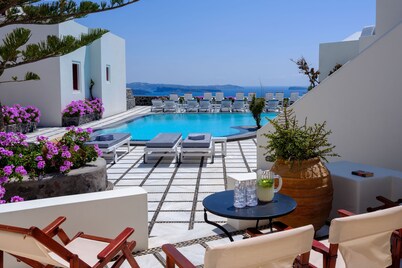 Nikos Villas Hotel in Oia Santorini