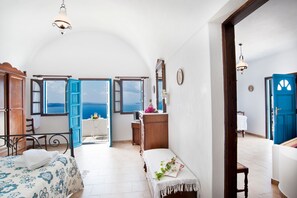 Junior Suite,Caldera View | Tallelokero huoneessa, silitysrauta/-lauta, ilmainen Wi-Fi