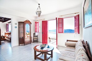 Panoramic Suite,Caldera View | Wohnbereich | Fernseher