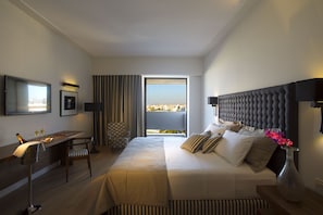 Chambre exécutive, vue sur le port | Minibar, coffre-fort, bureau, système d’insonorisation
