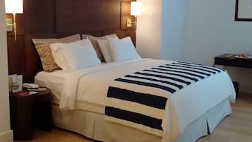 Grand Suite Harbor View | Minibar, coffre-fort, bureau, système d’insonorisation