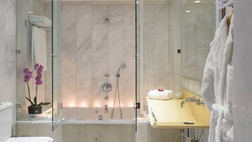 Grand Suite Harbor View | Baño | Regadera, secadora de cabello, batas, pantuflas