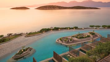 Infinity Lagoon Suite with Private Pool | Premium-sengetøj, minibar, pengeskab på værelset, skrivebord