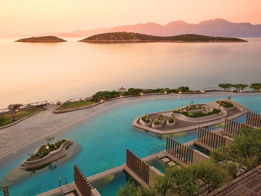 Infinity Lagoon Suite with Private Pool | Premium-sengetøj, minibar, pengeskab på værelset, skrivebord