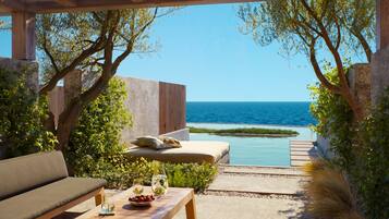 Junior suite | Luxe beddengoed, een minibar, een kluis op de kamer, een bureau