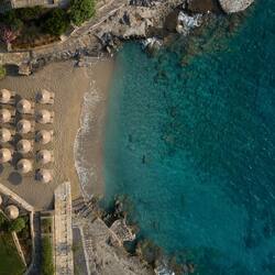 Praia particular, espreguiçadeiras, guarda-sóis, toalhas de praia