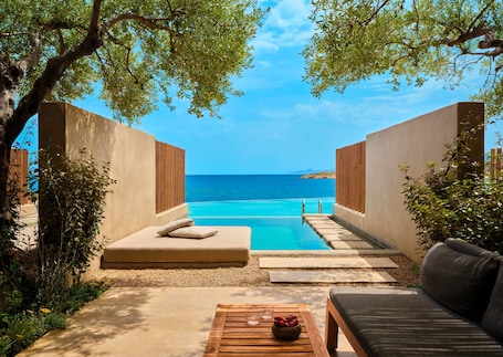 Infinity Lagoon Suite with Private Pool | Biancheria da letto di alta qualità, minibar, una cassaforte in camera. Minos Palace Resort - Adults Only